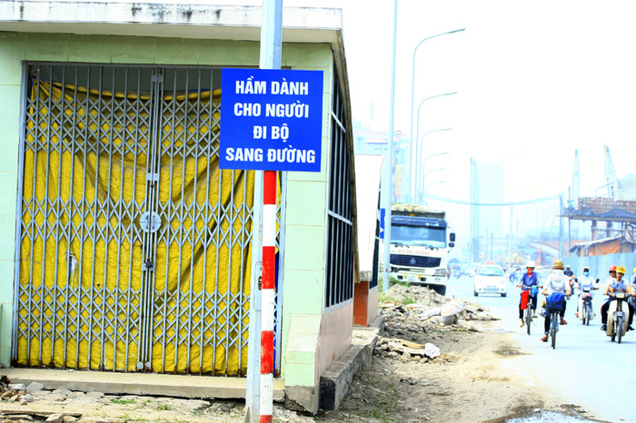 Mặc dù đã hoàn thiện nhưng các hạng mục bên cạnh chưa hoàn thiện nên những hầm đi bộ này vẫn cửa đóng then cài... nằm chờ được đưa vào sử dụng.