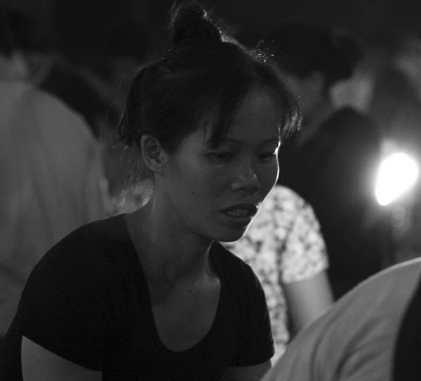 Các cửu vạn nữ ở chợ Long Biên khuân vác hùng hục không kém đàn ông.