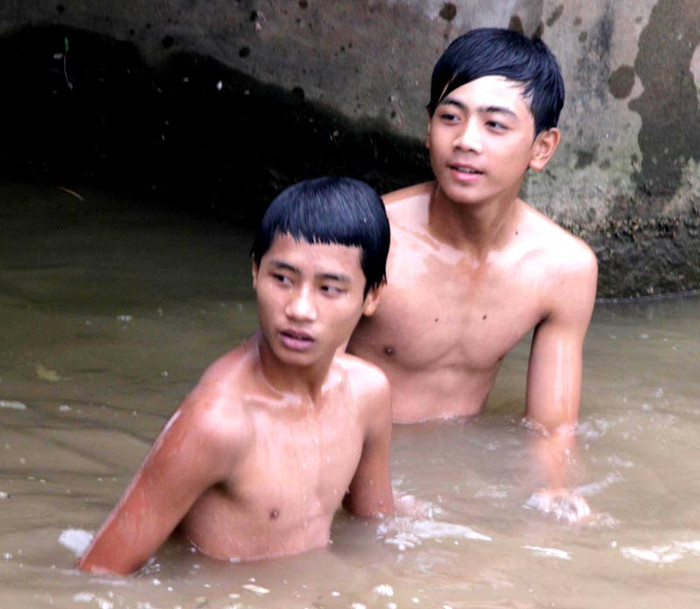 Giữa dòng nước này ai dám chắc không có những nguy hiểm có thể nguy hiểm đến tính mạng các cháu nhỏ