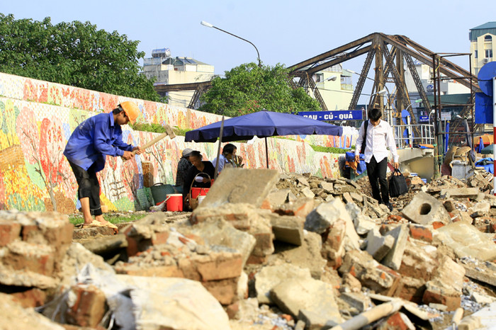 Tháng 10/2010, "Con đường gốm sứ ven sông Hồng" - công trình kỷ niệm đại lễ 1000 năm Thăng Long - Hà Nội được khánh thành và nhận kỷ lục Guinness thế giới. Từ đó đến nay không phải quá lâu và vỉa hè của công trình này cũng chưa hề có dấu hiệu xuống cấp nhưng vẫn được đào lên để thay mới. Tháng 10/2010, "Con đường gốm sứ ven sông Hồng" - công trình kỷ niệm đại lễ 1000 năm Thăng Long - Hà Nội được khánh thành và nhận kỷ lục Guinness thế giới. Từ đó đến nay không phải quá lâu và vỉa hè của công trình này cũng chưa hề có dấu hiệu xuống cấp nhưng vẫn được đào lên để thay mới.
