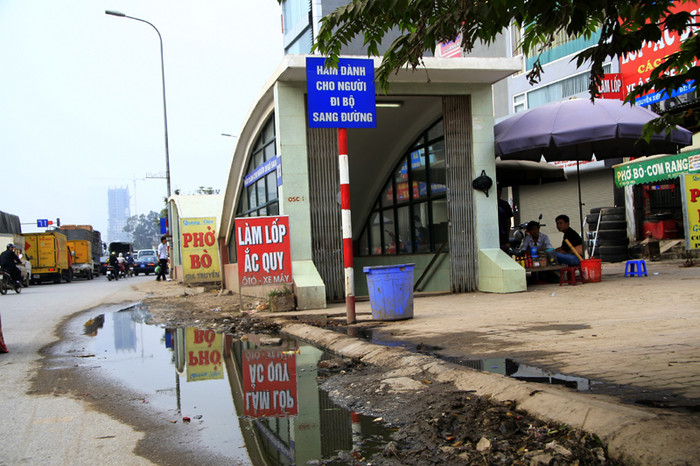 Những hầm đi bộ đã được đưa vào sử dụng thì vắng tanh và bị chiếm dụng làm quán nước
