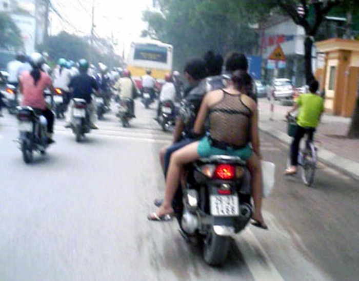 Lầm tưởng “càng hở càng đẹp”, nhiều cô gái đang chạy theo mốt ăn mặc vô cùng quái dị Lầm tưởng “càng hở càng đẹp”, nhiều cô gái đang chạy theo mốt ăn mặc vô cùng quái dị