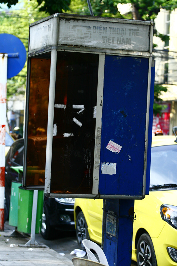 Tại nhiều nơi, bốt điện thoại thẻ chỉ còn công dụng duy nhất là nơi dán giấy quảng cáo Tại nhiều nơi, bốt điện thoại thẻ chỉ còn công dụng duy nhất là nơi dán giấy quảng cáo