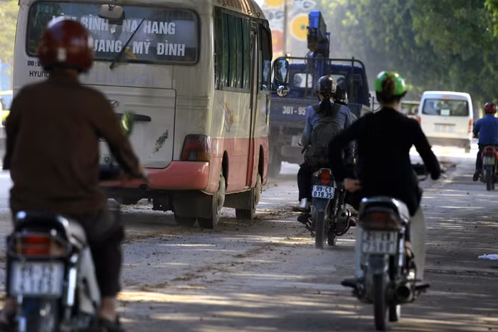 Những đống đất cát do xe tải rơi vãi. ngày mưa thì nhoe nhoét mặt đường còn ngày nắng thì bụi mù