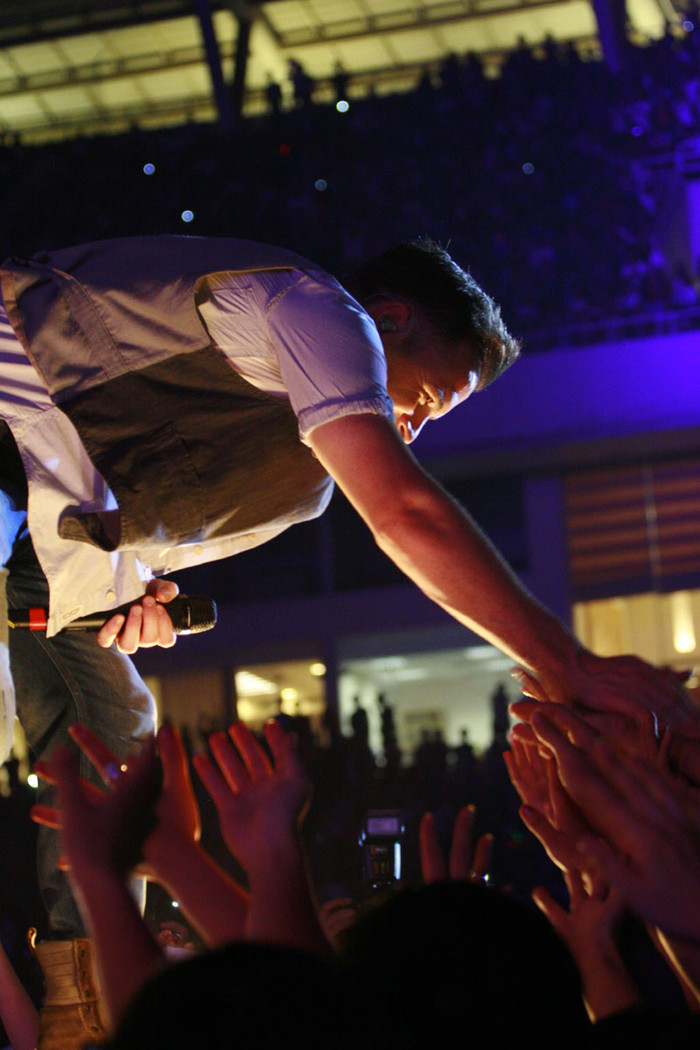 Bằng mọi giá để được nắm tay thần tượng