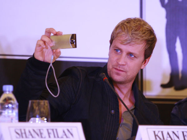 Kian thích thú quay lại khung cảnh buổi họp báo đông đúc Kian thích thú quay lại khung cảnh buổi họp báo đông đúc