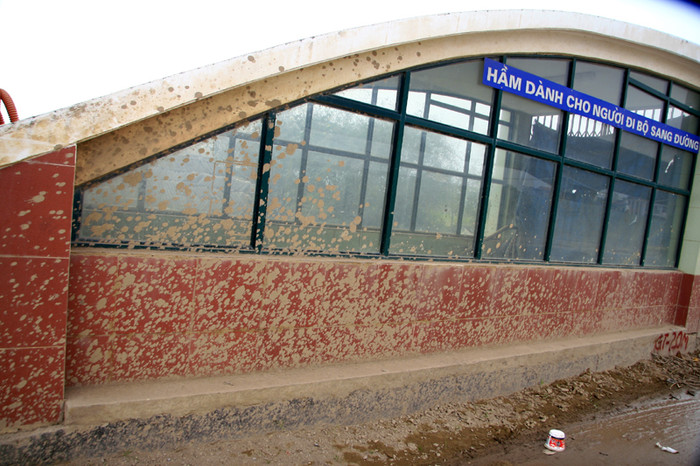 Hầm đi bộ bị trát kín bởi bùn đất