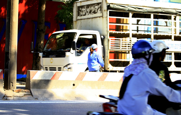 Trong trường hợp người đi bộ vô tư băng đường không đúng nơi quy định, vượt dải phân cách… khó kiểm soát hơn. Cái chính vẫn là ở ý thức của người đi bộ. Trong trường hợp người đi bộ vô tư băng đường không đúng nơi quy định, vượt dải phân cách… khó kiểm soát hơn. Cái chính vẫn là ở ý thức của người đi bộ.