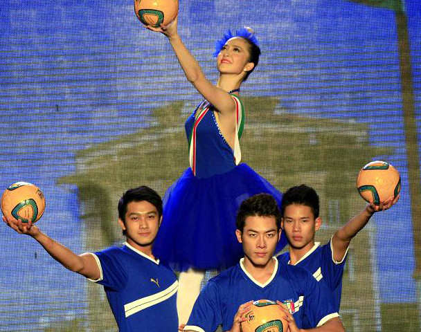 Linh Nga là một trong những nghệ sĩ biểu diễn được mời tham dự show thời trang Việt - Ý duy nhất do Đại sứ quán Ý tại Việt Nam tổ chức tại khách sạn Daewoo, Hà Nội tối 22/10.