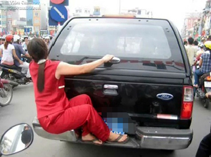 Người phụ nữ này đang làm gì vậy ? Người phụ nữ này đang làm gì vậy ?