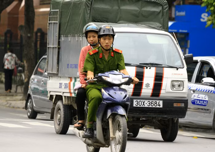 Những trường hợp chiến sĩ công an đi xe không gương như thế này sẽ bị xử lý nghiêm