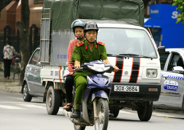 Những trường hợp chiến sĩ công an đi xe không gương như thế này sẽ bị xử lý nghiêm Những trường hợp chiến sĩ công an đi xe không gương như thế này sẽ bị xử lý nghiêm