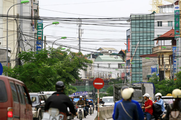 Mắc võng trên đầu người đi lại