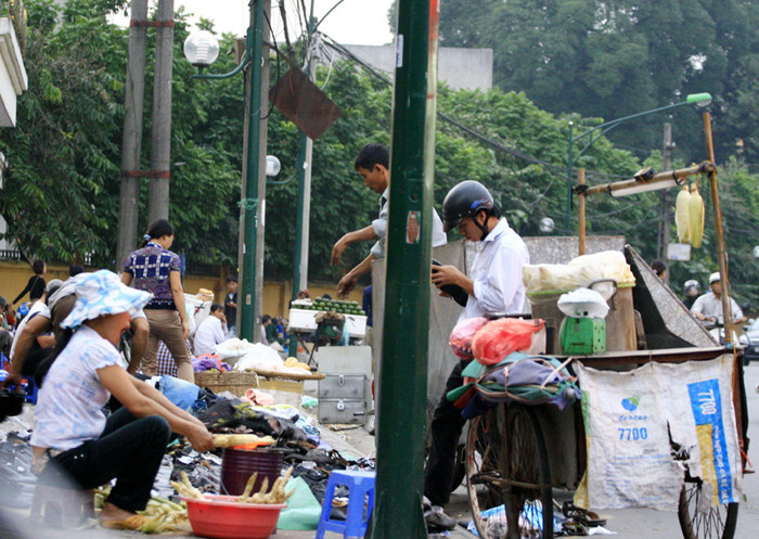 Chưa hiểu người đi bộ sẽ đi lối nào ở một con phố như thế này Chưa hiểu người đi bộ sẽ đi lối nào ở một con phố như thế này