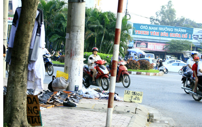 Các mặt hàng bày bán tràn lan ra vỉa hè và cả trên cây Các mặt hàng bày bán tràn lan ra vỉa hè và cả trên cây
