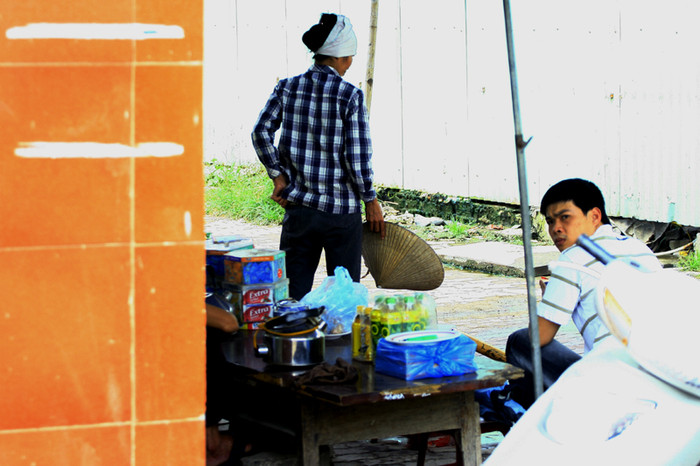 Các quán nước tự phát mọc lên cạnh hầm đi bộ như nấm