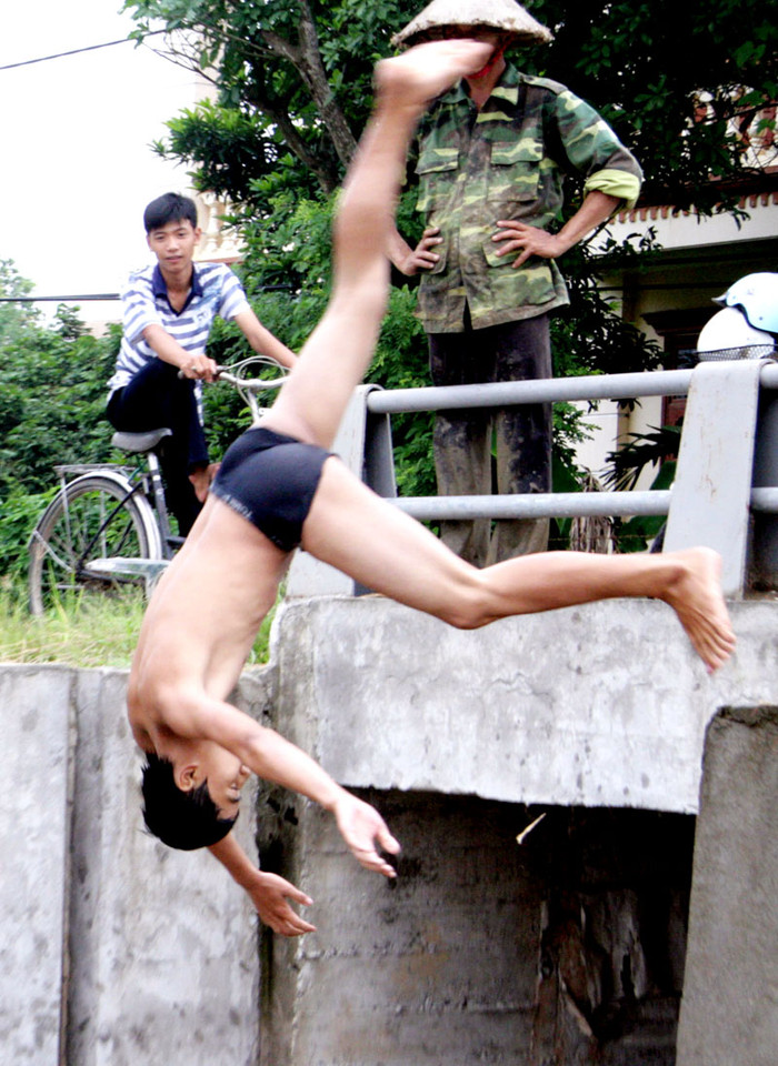 Đi qua khu vực gần làng rối nước Bảo Hà, xã Đồng Minh, Vĩnh Bảo, cạnh đường quốc lộ 10 Hải Phòng - Thái Bình có không ít những con mương nhỏ làm nước tưới tiêu cho những cánh đồng gần đó. Đây chính là “địa bàn” quen thuộc cho các em nhỏ tha hồ nhảy từ trên những chiếc cầu xi măng xuống mương nước ùm ùm.