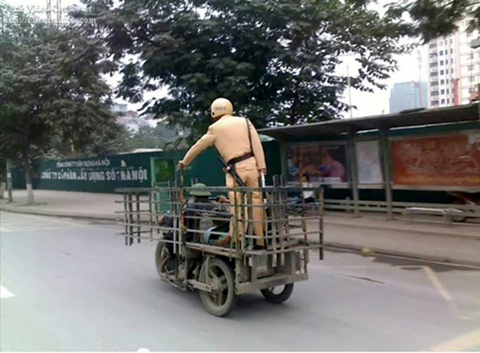 Cảnh sát áp tải xe ba gác Cảnh sát áp tải xe ba gác