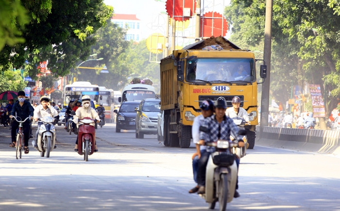 Những chiếc xe tải vẫn nghênh ngang trên đường giữa giờ cấm xe Những chiếc xe tải vẫn nghênh ngang trên đường giữa giờ cấm xe