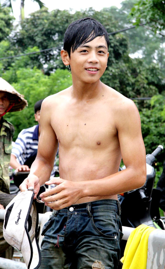 Đằng sau nụ cười này, không hiểu các cháu có biết rất nhiều vụ chết đuối do tắm ở các ao hồ, sông suối hay không?