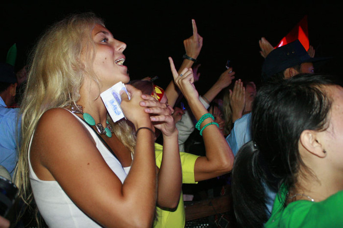 Trong những fan của Westlife tham gia đêm diễn tại SVĐ Mỹ Đình còn có cả các bạn trẻ nước ngoài đang học tập, làm việc tại Việt Nam