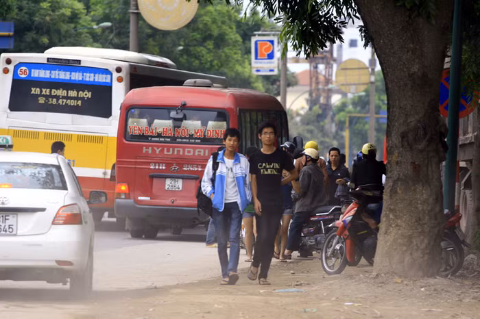 Giao thông hỗn loạn, người đi bộ, xe máy, ô tô, xe khách chen vào nhau, lưu thông trên đường Giao thông hỗn loạn, người đi bộ, xe máy, ô tô, xe khách chen vào nhau, lưu thông trên đường