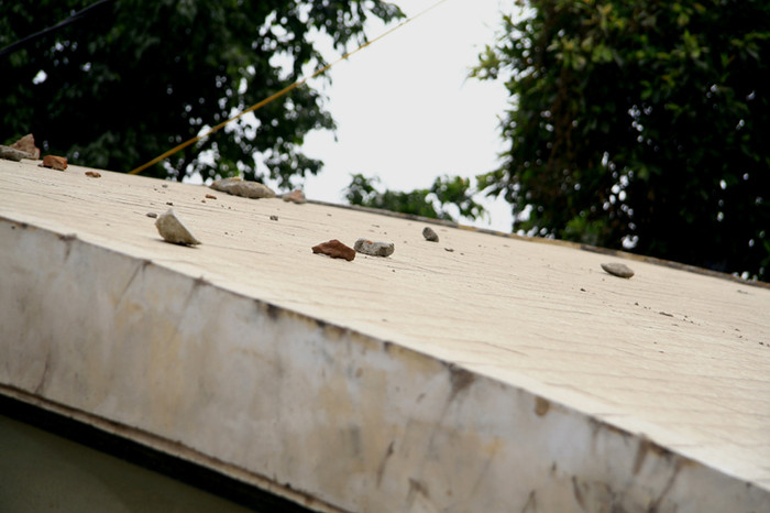 Đất đã vương vãi khắp nơi trên nóc hầm đi bộ tuyến Mai Dịch - Linh Đàm