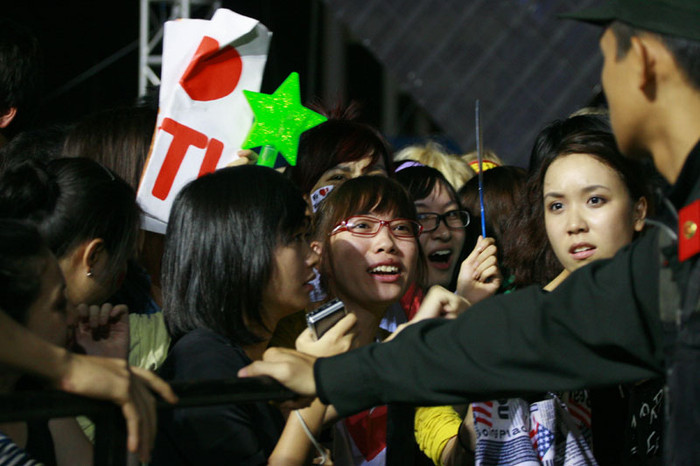 Lực lượng an ninh và cảnh sát cơ động đã phải liên tục nhắc nhở lượng fan của Westlife để tránh tình trạng xô đẩy