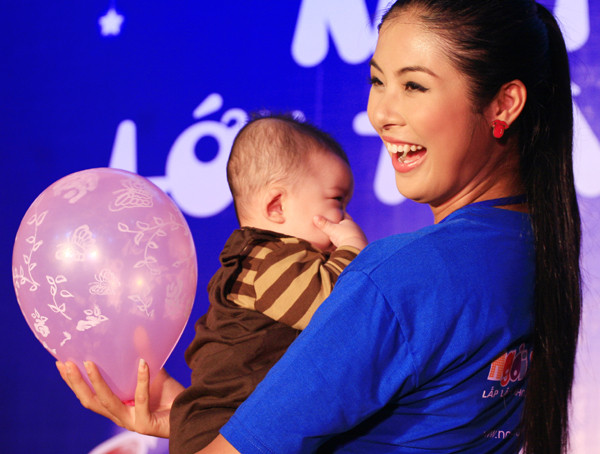 Mệt nhưng nụ cười trên môi Ngọc Hân luôn rạng rỡ.