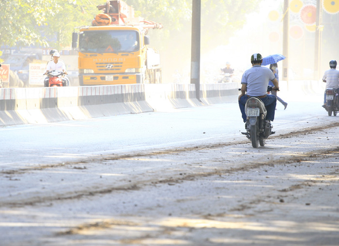 Bụi mù cả ngày trên đường Phạm Văn Đồng không còn là chuyện lạ với những người dân ở đây Bụi mù cả ngày trên đường Phạm Văn Đồng không còn là chuyện lạ với những người dân ở đây