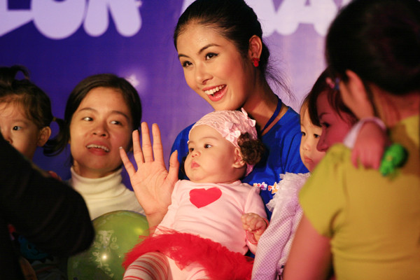 Các ông bố bà mẹ ai cũng muốn cùng con có một tấm ảnh cùng Ngọc Hân