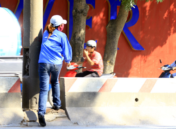 Dù cơ quan chức năng đã đầu tư nhiều tiền bạc để xây dựng hệ thống dải phân cách nhưng người dân vẫn cố tình trèo qua dải phân cách, vô tư băng đường ngay trước dòng xe ô tô, xe máy lưu thông nườm nượp. Dù cơ quan chức năng đã đầu tư nhiều tiền bạc để xây dựng hệ thống dải phân cách nhưng người dân vẫn cố tình trèo qua dải phân cách, vô tư băng đường ngay trước dòng xe ô tô, xe máy lưu thông nườm nượp.