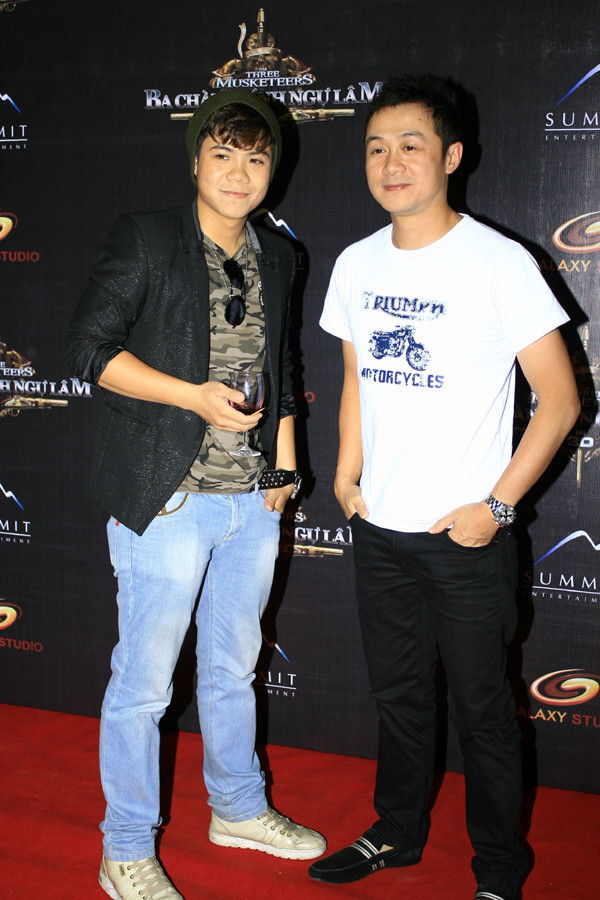 MC Anh Tuấn mặc dù khá bận rộn nhưng anh vẫn thu xếp thời gian đến tham dự lễ ra mắt bộ phim bom tấn "Ba chàng lính ngự lâm" vì anh rất hứng thú với bộ phim này. Anh trò chuyện rất rôm rả với Đinh Mạnh Ninh. MC Anh Tuấn mặc dù khá bận rộn nhưng anh vẫn thu xếp thời gian đến tham dự lễ ra mắt bộ phim bom tấn "Ba chàng lính ngự lâm" vì anh rất hứng thú với bộ phim này. Anh trò chuyện rất rôm rả với Đinh Mạnh Ninh.