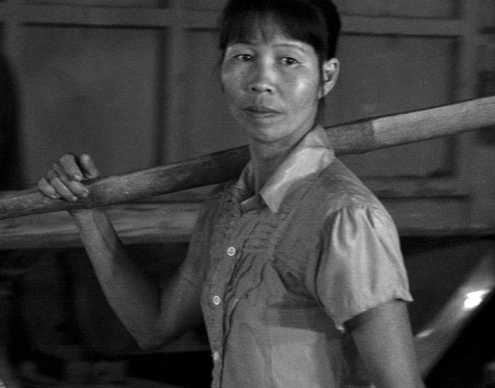 Một cửu vạn nữ chờ có mối khuân hàng