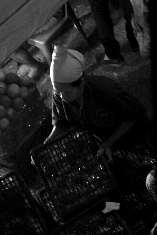 Bàn tay nhanh thoăn thoắt chuyển hàng không kém gì nam giới