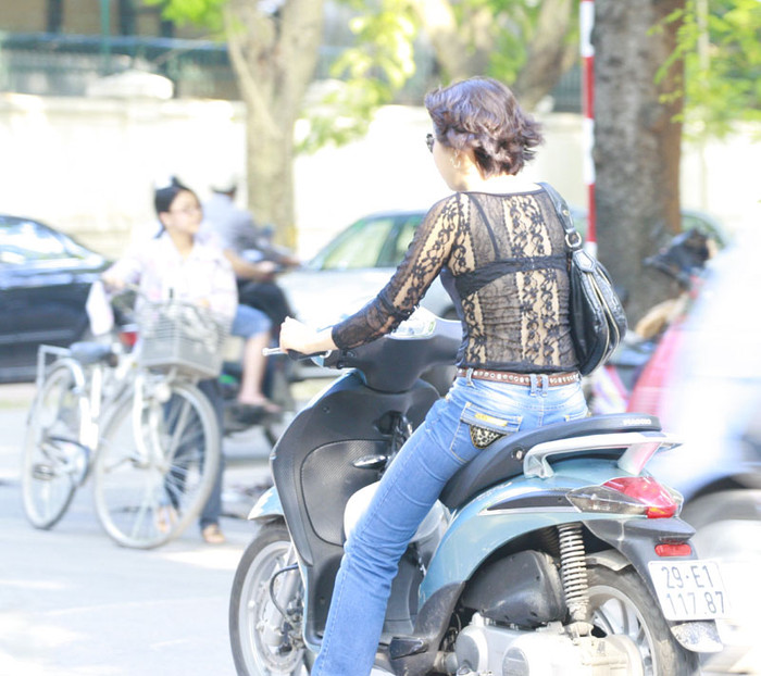 Đi trên đường phố Hà Nội, không khó nhận ra rất nhiều xu hướng thời trang… quái dị của những cô gái trẻ. Đi trên đường phố Hà Nội, không khó nhận ra rất nhiều xu hướng thời trang… quái dị của những cô gái trẻ.