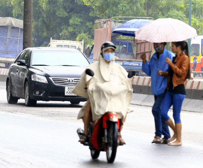 Nghị định số 34/2010/NĐ-CP quy định tăng gấp đôi mức phạt đối với người đi bộ vi phạm luật giao thông. Tuy nhiên, do thực tế khó xử phạt nên dù nghị định đã được thực thi nhưng người đi bộ vẫn “hờ hững” với luật giao thông. Nghị định số 34/2010/NĐ-CP quy định tăng gấp đôi mức phạt đối với người đi bộ vi phạm luật giao thông. Tuy nhiên, do thực tế khó xử phạt nên dù nghị định đã được thực thi nhưng người đi bộ vẫn “hờ hững” với luật giao thông.