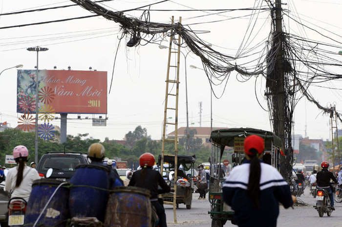 Bắc thang chống dây cáp điện ở đường Hồ Tùng Mậu