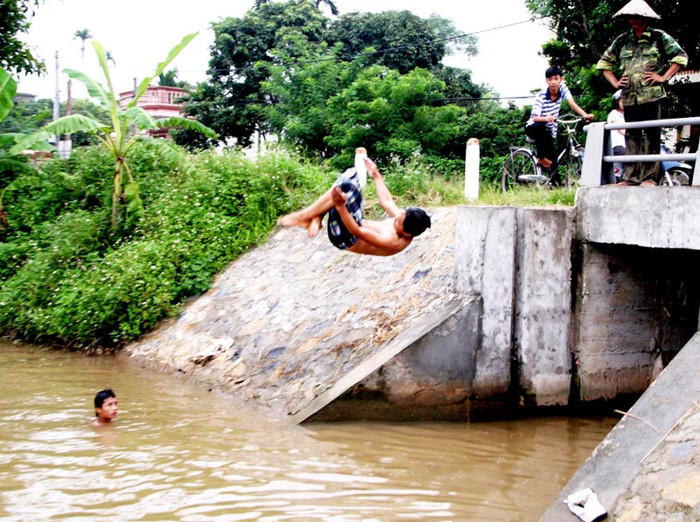Từ đầu hè đến nay, trên địa bàn cả nước có hàng chục vụ trẻ emchết đuối. Mới đây, ngày 14.8, tại xã Mễ Trì, huyện Từ Liêm, Hà Nội bốn đứa trẻ tắm hố nước công trường đều tử vong; Ngày 20.8 ba trẻ nhỏ chơi bên hồ Văn (thuộc khu di tích Văn Miếu - Quốc Tử Giám) đã rơi xuống hồ, người dân cứu được 2 cháu, còn 1 cháu nhỏ đã tử vong.