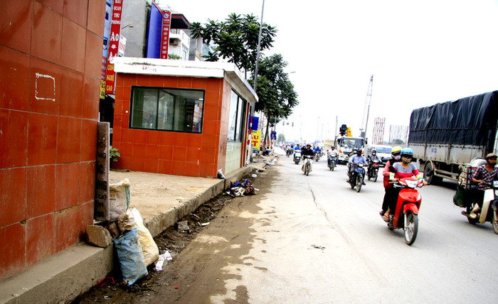 Tình trạng vứt rác cạnh các hầm đi bộ rất nhiều làm mất mỹ quan