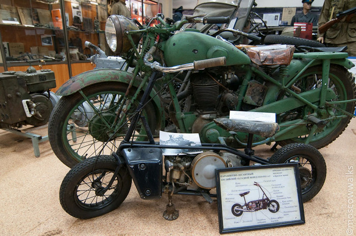 Xe mô-tô hạng nhẹ cho lính nhảy dù. Chỉ mất 3 phút để triển khai nó khi lính dù tiếp đất. Xe mô-tô hạng nhẹ cho lính nhảy dù. Chỉ mất 3 phút để triển khai nó khi lính dù tiếp đất.