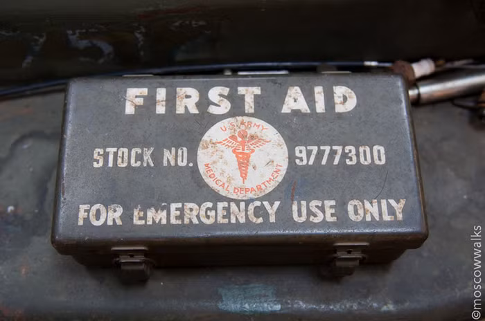 Bộ dụng cụ sơ cứu của Willys.