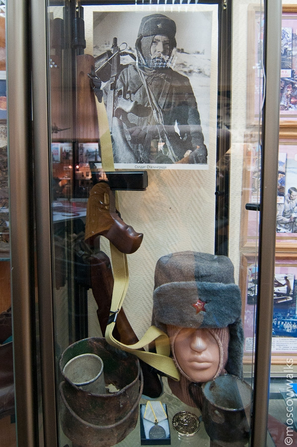 Người lính Stalingrad với khẩu súng tiểu liên Thompson Người lính Stalingrad với khẩu súng tiểu liên Thompson