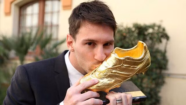 Không thể vô địch La Liga, nhưng Messi vẫn giành danh hiệu Pichichi và Chiếc giày vàng châu Âu mùa giải 2011/12. Không thể vô địch La Liga, nhưng Messi vẫn giành danh hiệu Pichichi và Chiếc giày vàng châu Âu mùa giải 2011/12.