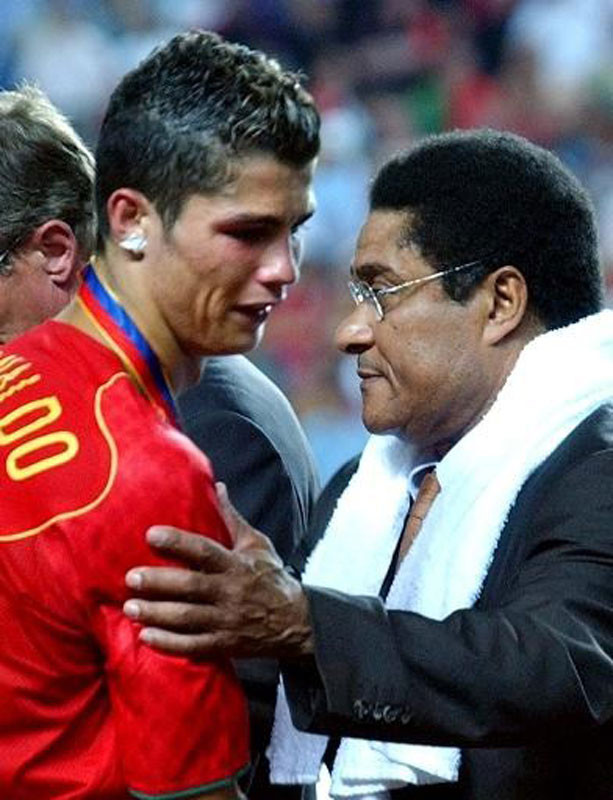 1. Bồ Đào Nha 0-1 Hy Lạp, chung kết EURO 2004: Mới 19 tuổi nhưng Ronaldo đã được chờ đợi là ngôi sao mới của MU và bóng đá BĐN. Và trận chung kết này là lần đầu tiên anh gây thất vọng khi BĐN thất bại trên sân nhà trước một Hy Lạp kiên cường. Dấu ấn lớn nhất đến ở phút 89, khi Ronaldo không thể thắng nổi thủ môn Nikopolidis trong pha 1-đối-1. 1. Bồ Đào Nha 0-1 Hy Lạp, chung kết EURO 2004: Mới 19 tuổi nhưng Ronaldo đã được chờ đợi là ngôi sao mới của MU và bóng đá BĐN. Và trận chung kết này là lần đầu tiên anh gây thất vọng khi BĐN thất bại trên sân nhà trước một Hy Lạp kiên cường. Dấu ấn lớn nhất đến ở phút 89, khi Ronaldo không thể thắng nổi thủ môn Nikopolidis trong pha 1-đối-1.