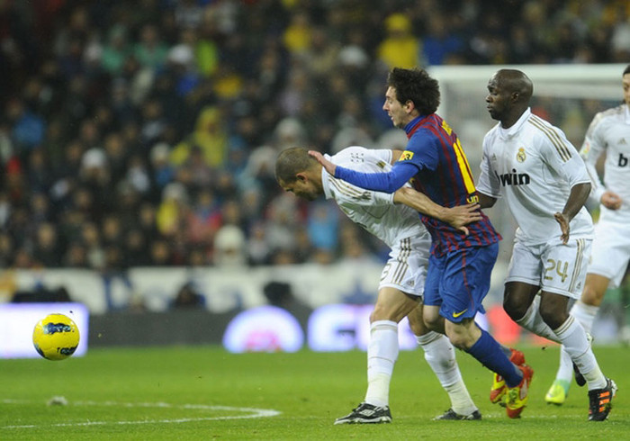 Pepe che người để ngăn cản bằng được Lionel Messi Pepe che người để ngăn cản bằng được Lionel Messi