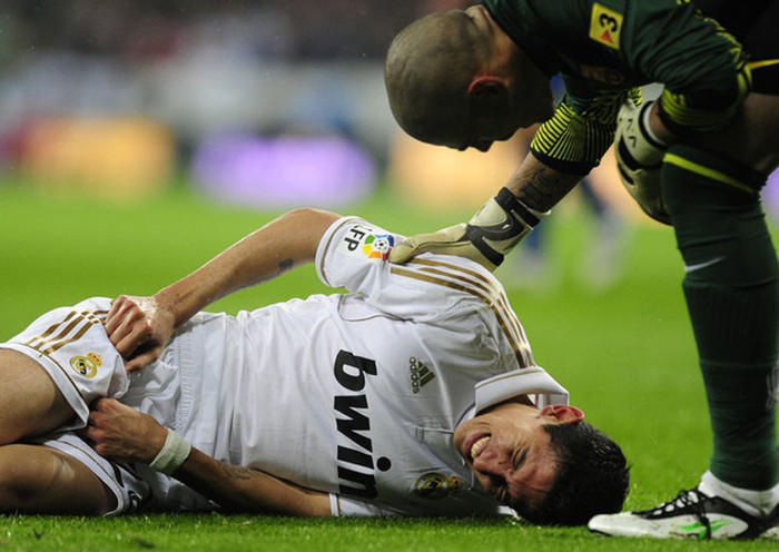 Angel Di Maria đau đớn nằm trên sân sau một pha tranh chấp Angel Di Maria đau đớn nằm trên sân sau một pha tranh chấp