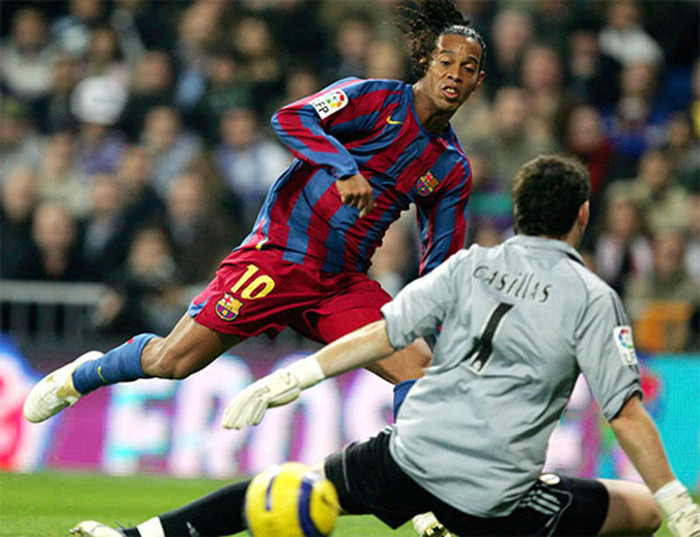 7. Ronaldinho (11/2005, Real 3-0 Barca ): Trước hơn 500 triệu khán giả truyền hình trên toàn thế giới, Ronaldinho đã lập một hat-trick giúp Barca thắng hết sức thuyết phục tại Bernabeu. 7. Ronaldinho (11/2005, Real 3-0 Barca ): Trước hơn 500 triệu khán giả truyền hình trên toàn thế giới, Ronaldinho đã lập một hat-trick giúp Barca thắng hết sức thuyết phục tại Bernabeu.