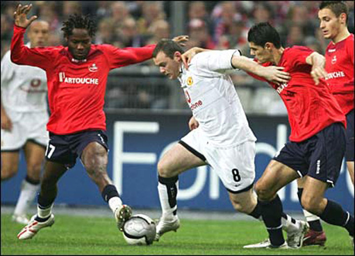 Lille 1-0 MU (2005-2006): MU của năm 2006 đang trong giai đoạn thoái trào vì sự đi lên của Chelsea. Họ khởi đầu vòng bảng chật vật trước Villarreal trước khi gỡ gạc chút đỉnh với chiến thắng trước Benfica. Tuy nhiên trận hòa 0-0 trước Lille (đội bị đánh giá yếu nhất bảng) và sau đó là thất bại 0-1 trên đất Pháp là một trong những nguyên nhân khiến họ bị loại ngay từ vòng bảng. Lille 1-0 MU (2005-2006): MU của năm 2006 đang trong giai đoạn thoái trào vì sự đi lên của Chelsea. Họ khởi đầu vòng bảng chật vật trước Villarreal trước khi gỡ gạc chút đỉnh với chiến thắng trước Benfica. Tuy nhiên trận hòa 0-0 trước Lille (đội bị đánh giá yếu nhất bảng) và sau đó là thất bại 0-1 trên đất Pháp là một trong những nguyên nhân khiến họ bị loại ngay từ vòng bảng.