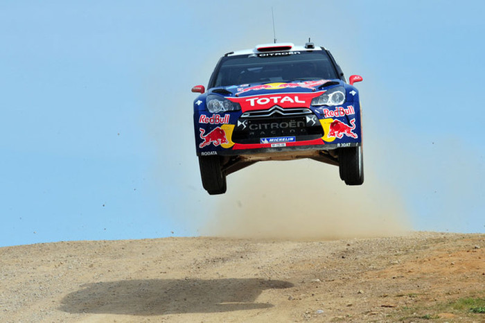 Sebastien Loeb của Pháp cùng với người đồng hành Daniel Elena lái chiếc Citroen DS3 WRC ở đảo Sardinia trong ngày thứ 2 giải WRC Rally of Italy 2011. Ảnh chụp ngày 7/5/2011.